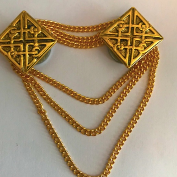 gold celtic cloak clasp with endless chain - Picture 3 of 6